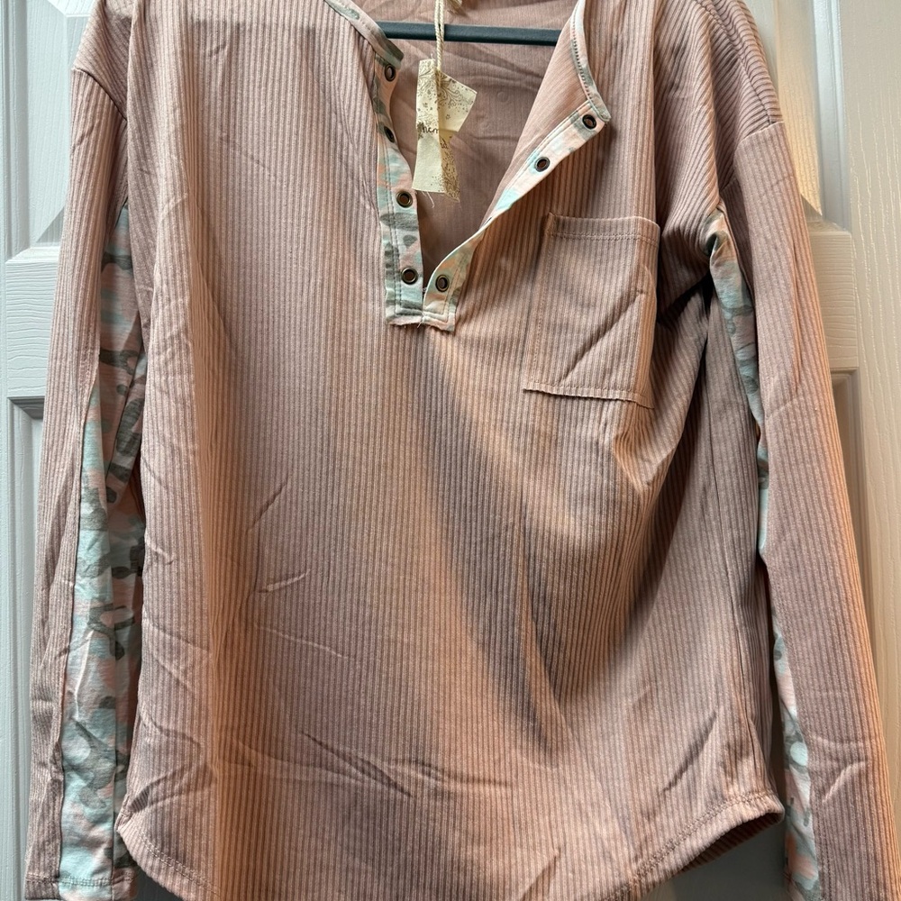 Light Mauve Ribbed Henley Top with Camo Trim Size S
